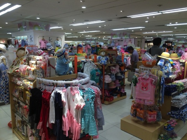 tobu17.JPG 東武百貨店の子供服売り場