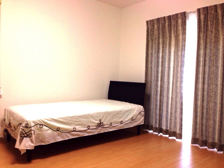 bedroom.jpg ベッド