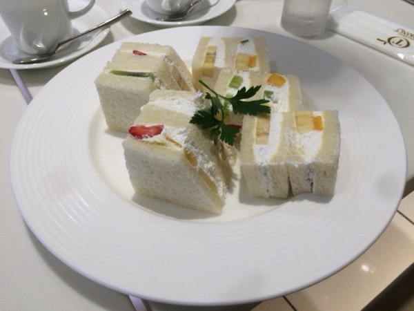 fruitsand.JPG タカノフルーツパーラーのサンドウィッチ