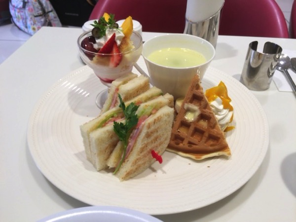 lunch.JPG タカノフルーツパーラーのランチプレート
