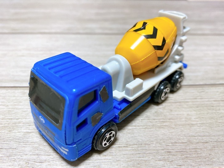 UDトラックス クオン ミキサー車